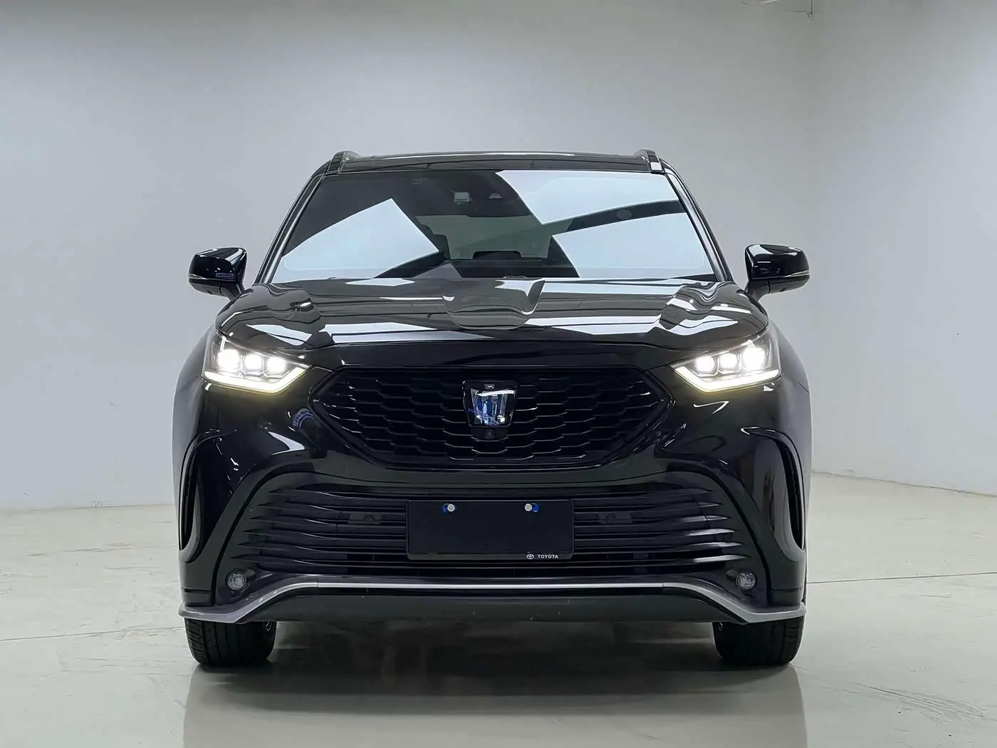 Toyota Crown Kluger 2023 — Photo 2/19