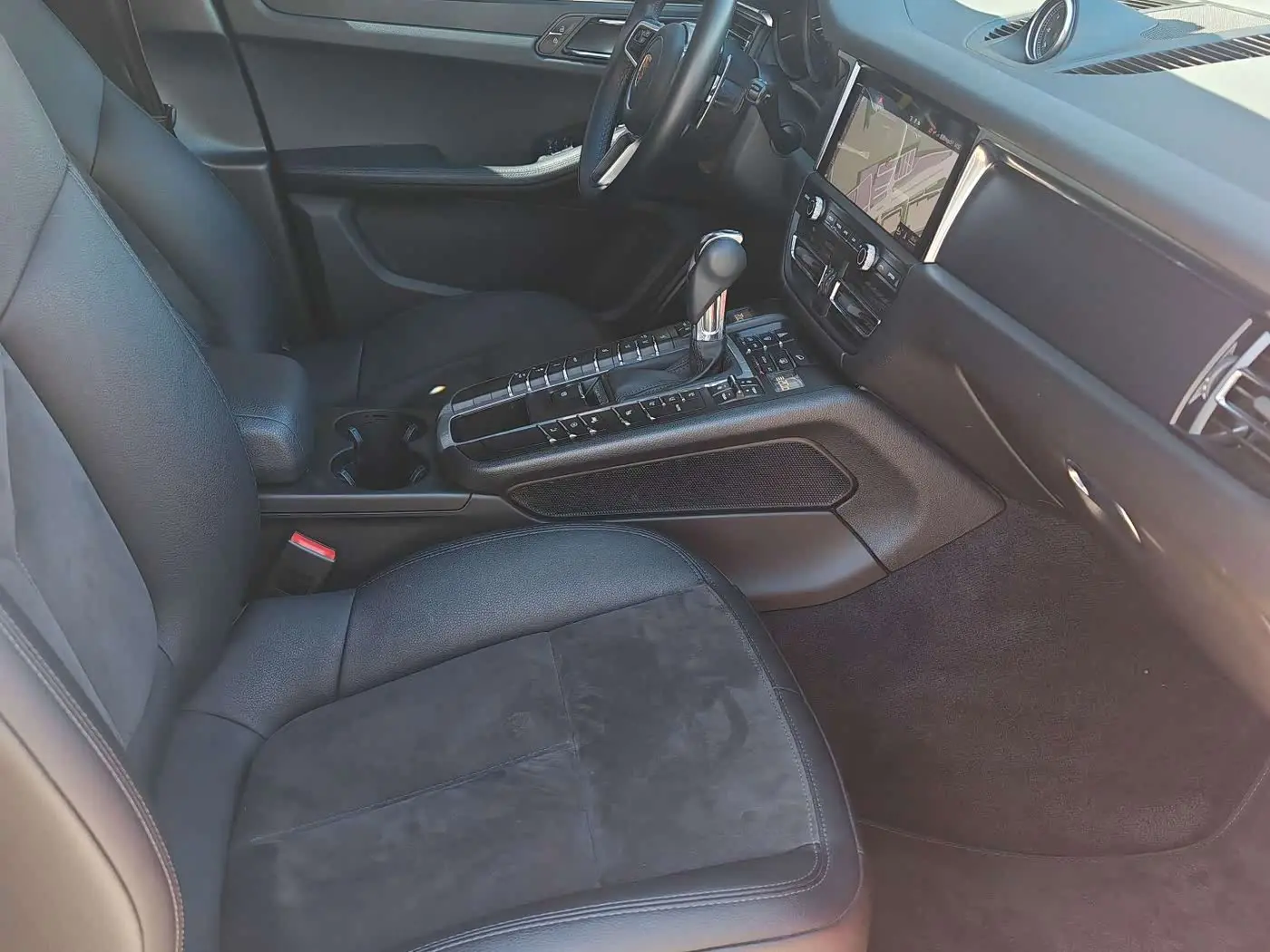 Porsche Macan 2021 — Photo 8/16