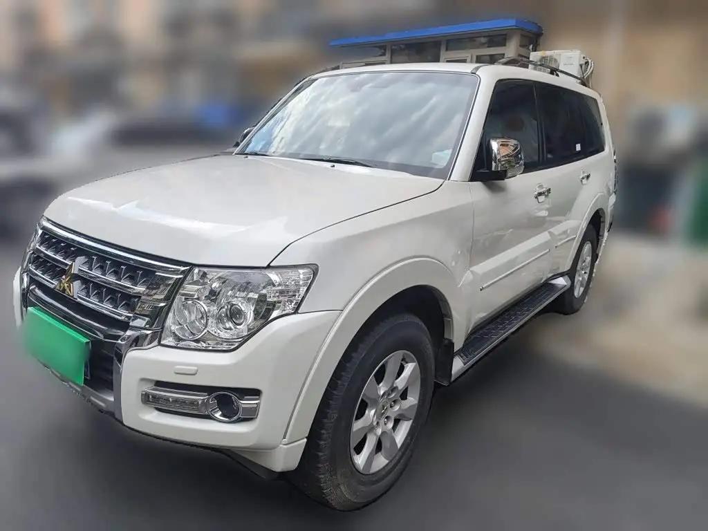 Mitsubishi Pajero 2017 — Photo 2/20
