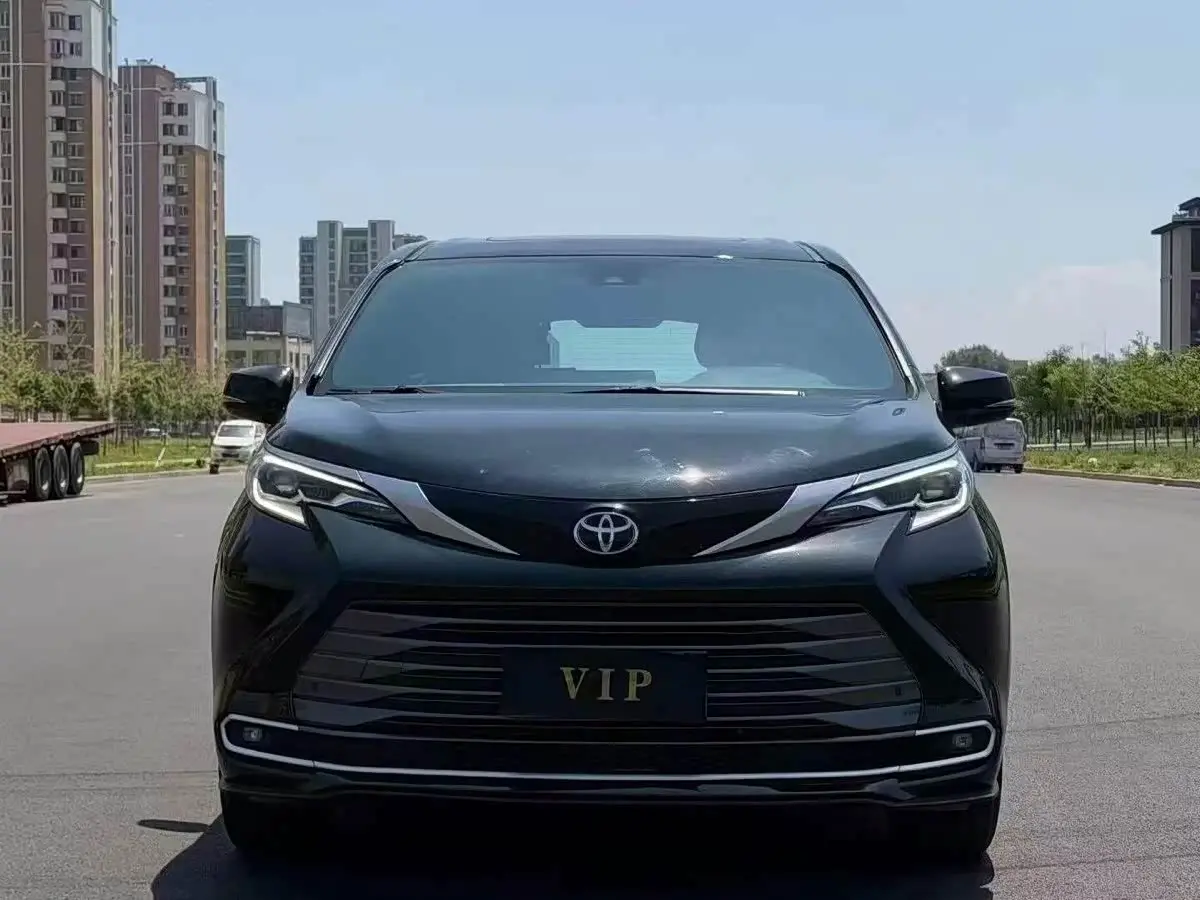 Toyota Sienna 2025 — Photo 2/9