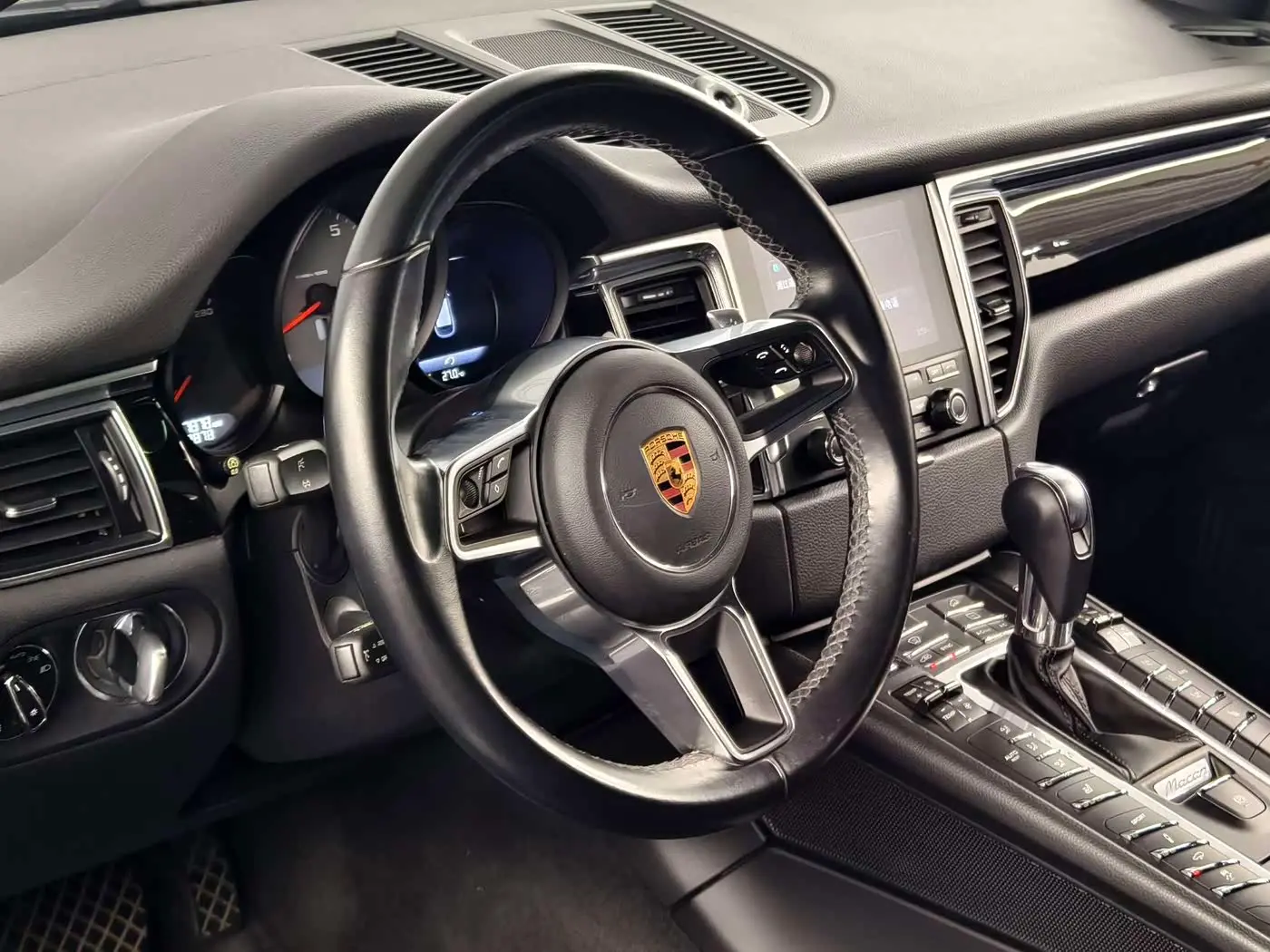 Porsche Macan 2018 — ფოტო 13/14