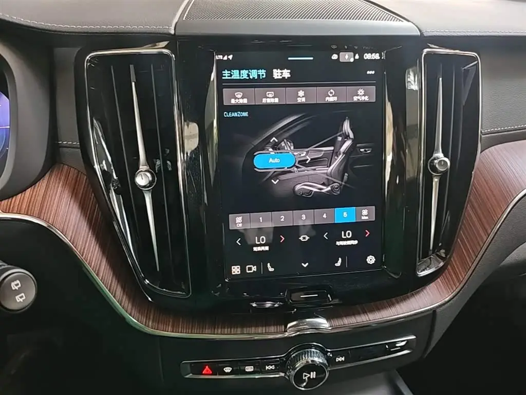 Volvo XC60 Plug-in Hybrid 2024 — Фото 13/20
