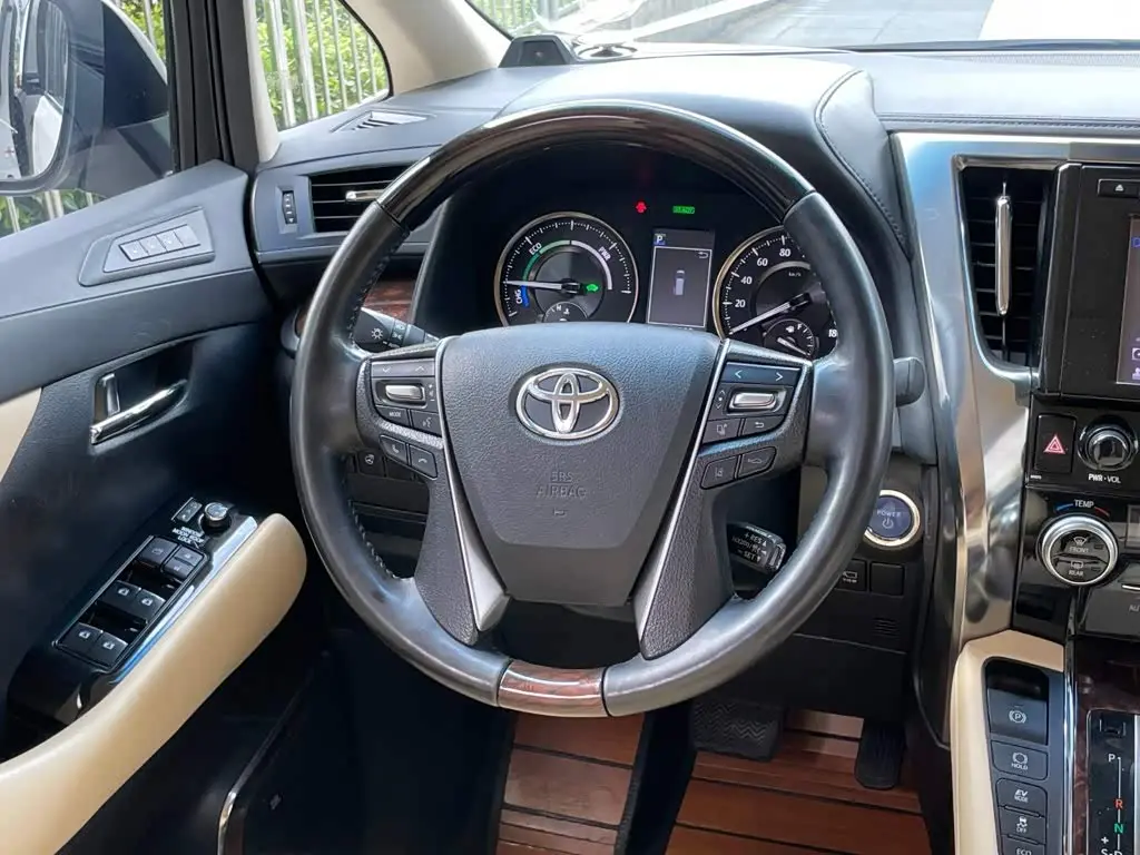 Toyota Alphard 2019 — Photo 19/20