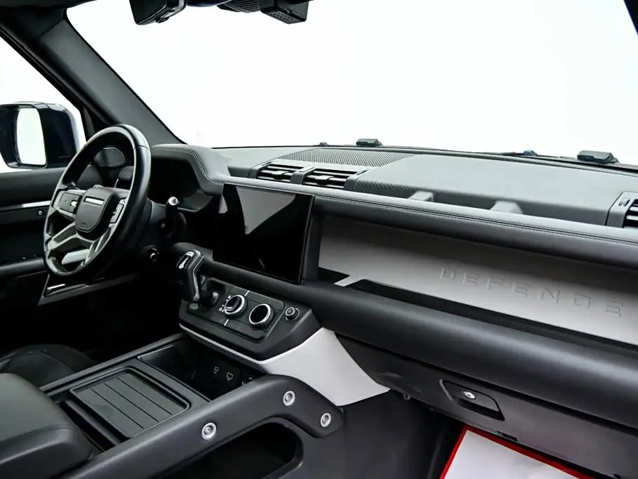 Land Rover Defender 2023 — Photo 16/20