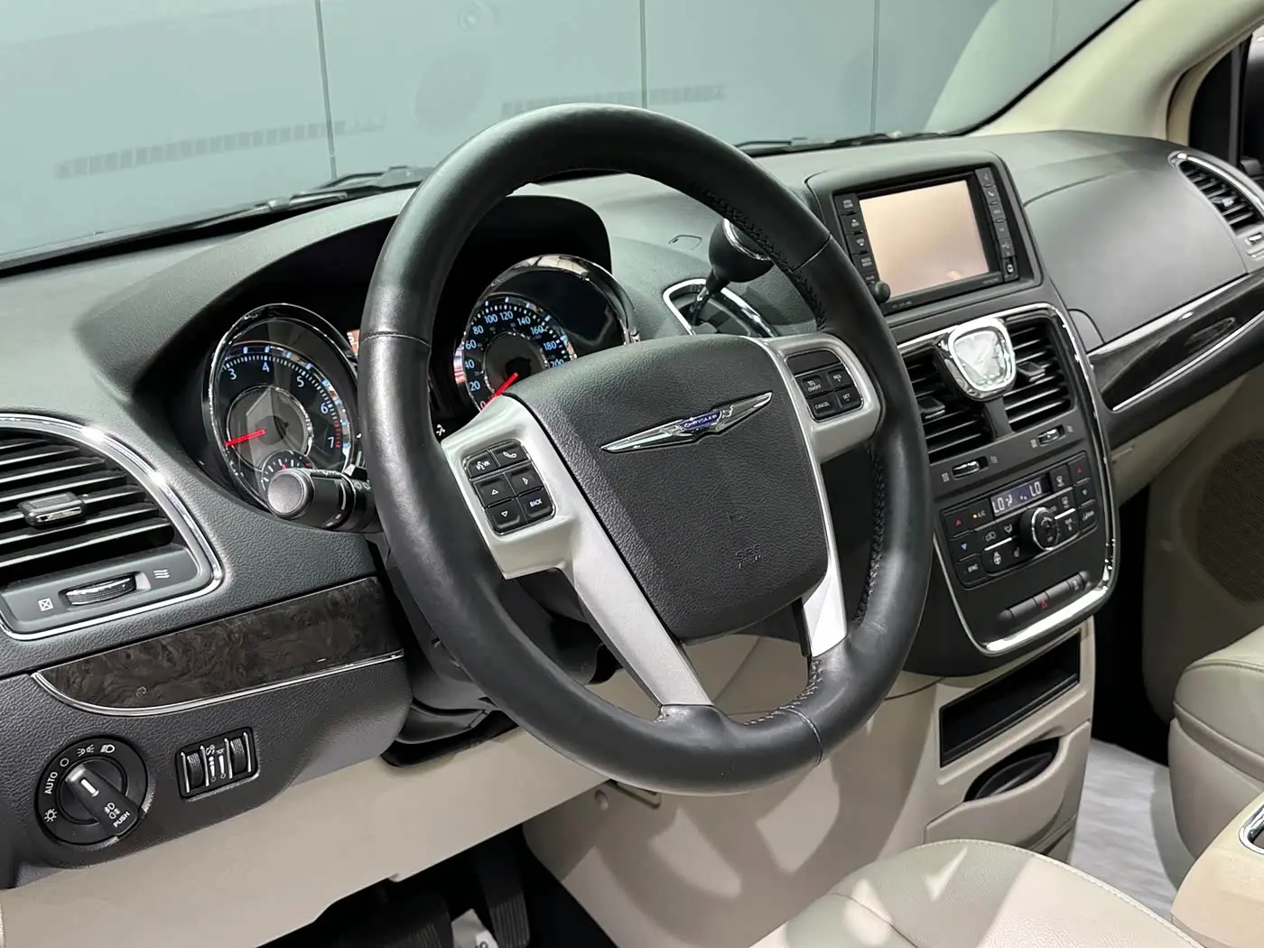 Chrysler Grand Voyager 2016 — Photo 9/20