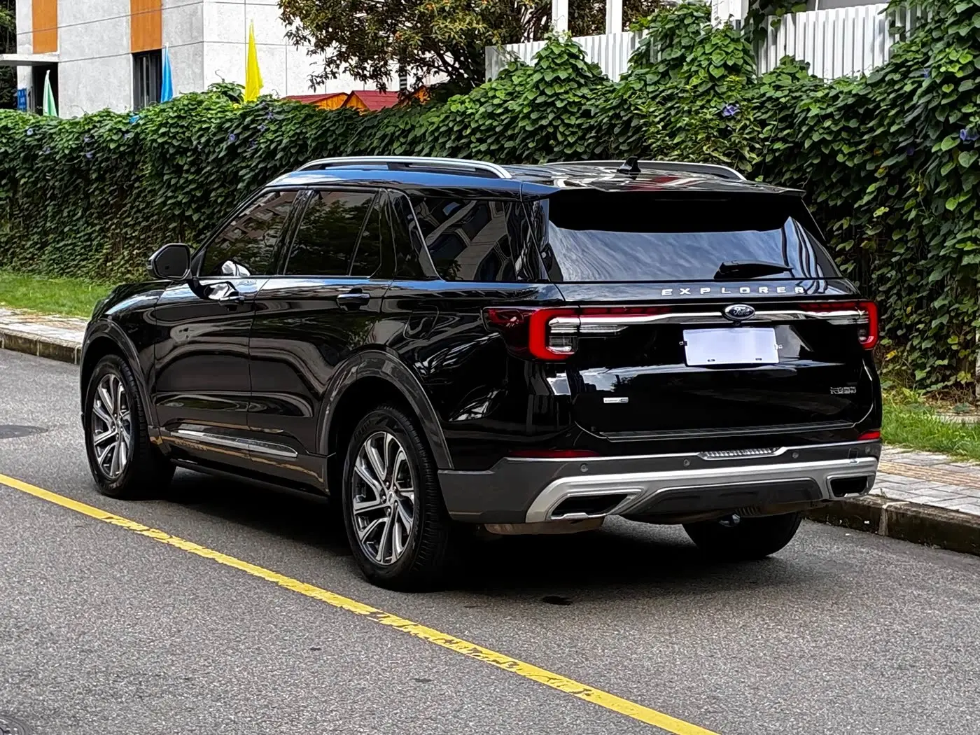 Ford Explorer 2023 — Фото 8/20