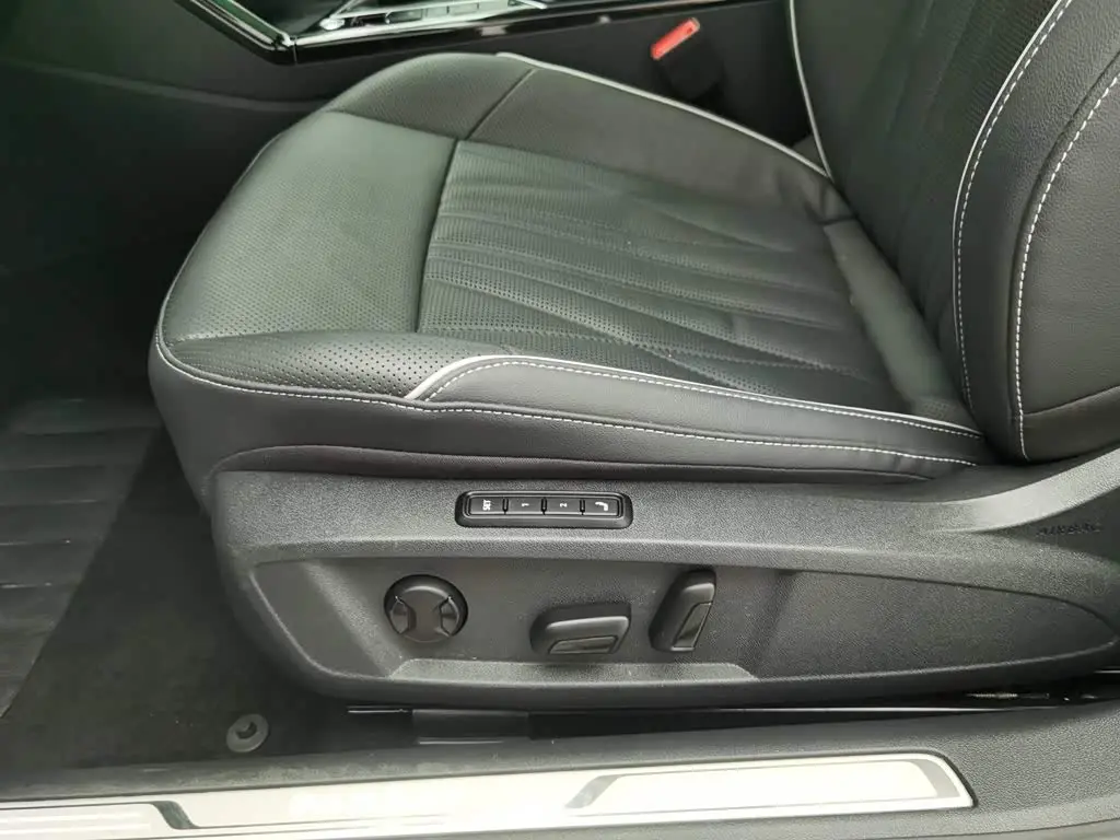 Volkswagen Passat 2023 — Photo 20/20