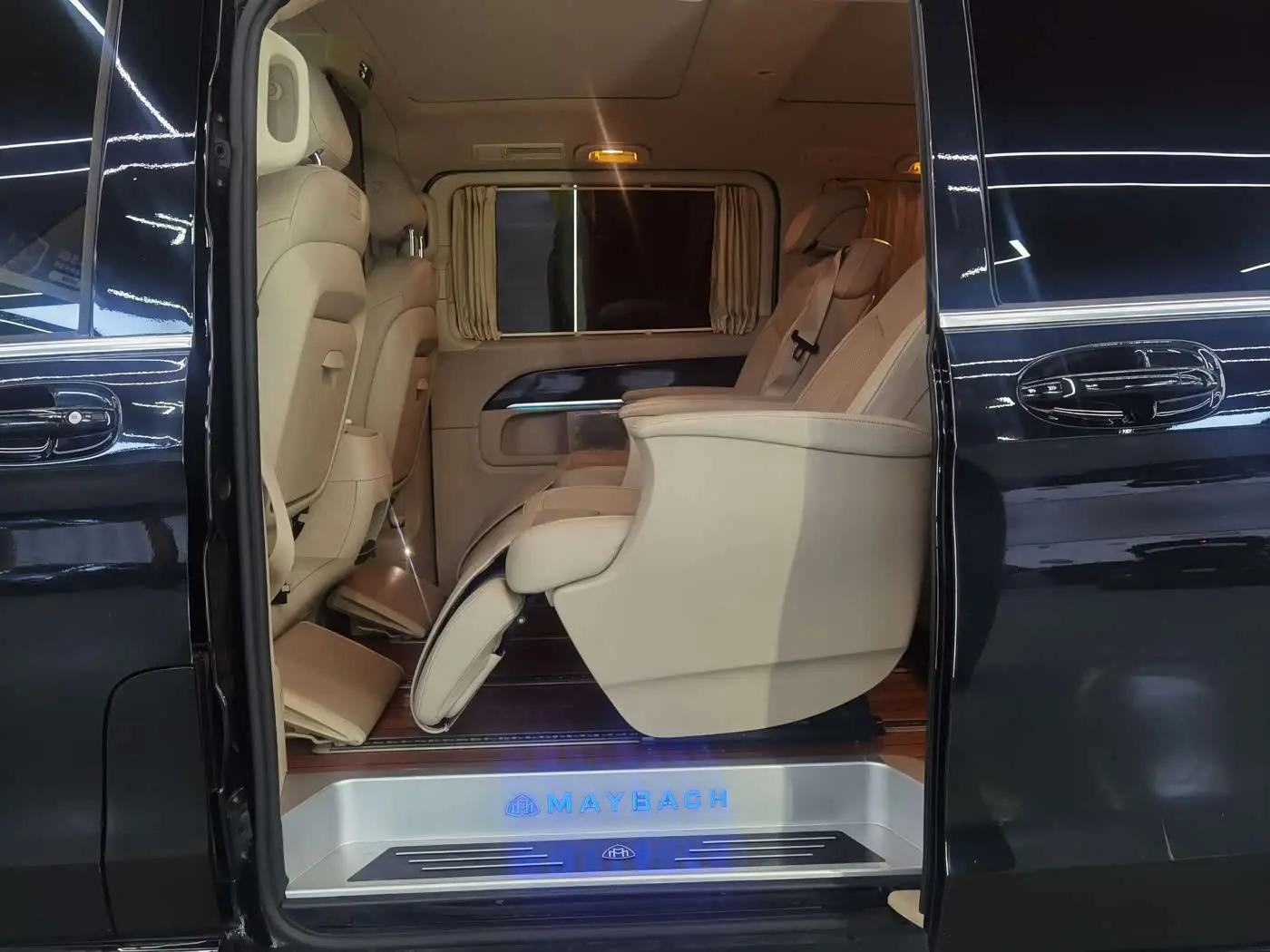 Mercedes-Benz V-Class 2019 — Photo 15/20