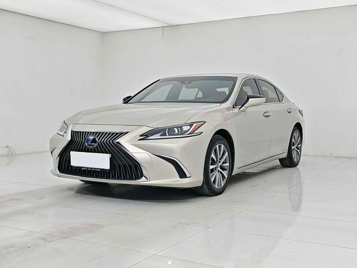 Lexus ES 2021 — Photo 1/20