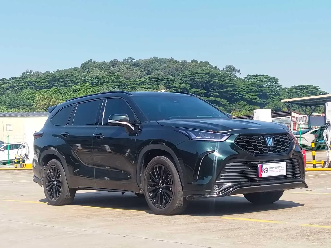 Toyota Crown Kluger 2022 — Photo 3/20
