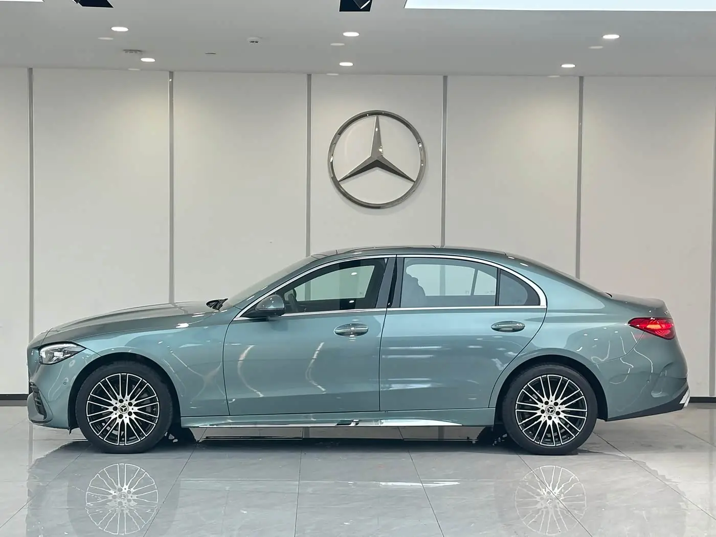 Mercedes-Benz C-Class 2025 — Photo 4/14