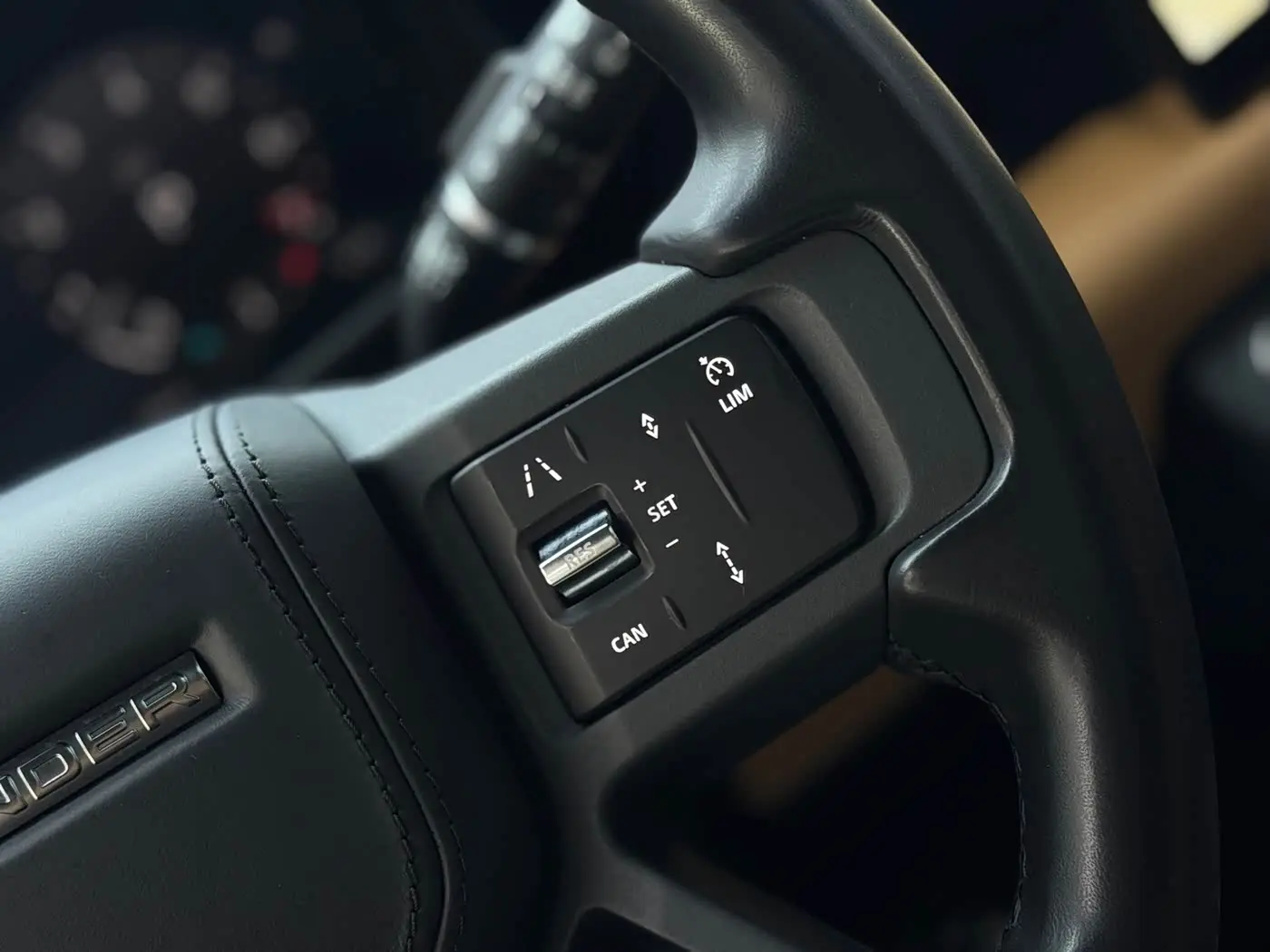 Land Rover Defender 2023 — Фото 15/20