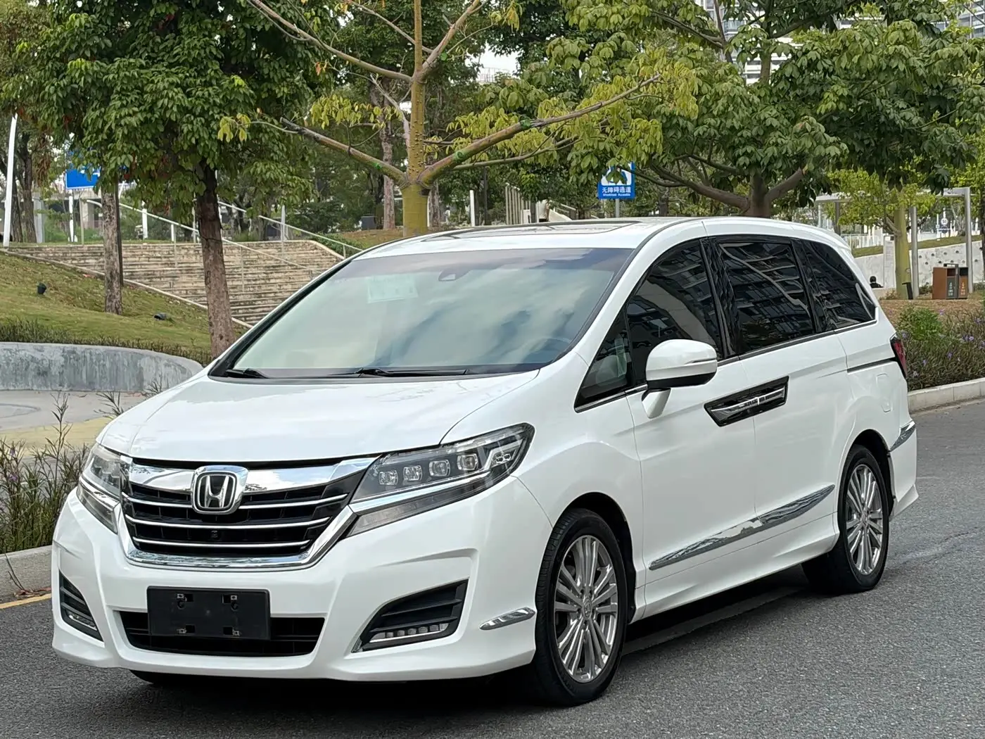 Honda Elysion 2018 — Фото 1/20