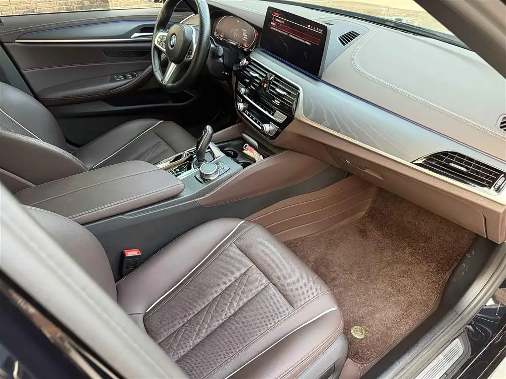 BMW 5 Series 2022 — Photo 12/20