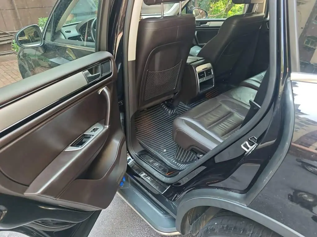 Volkswagen Touareg 2018 — ფოტო 18/20