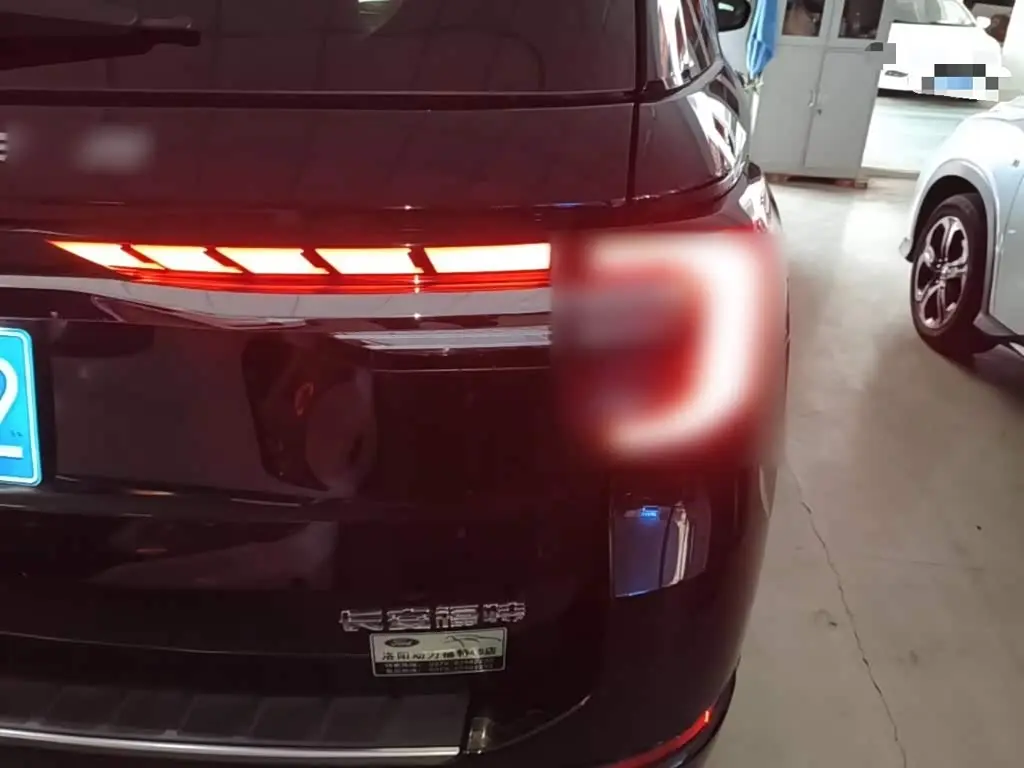 Ford Explorer 2025 — Photo 8/20