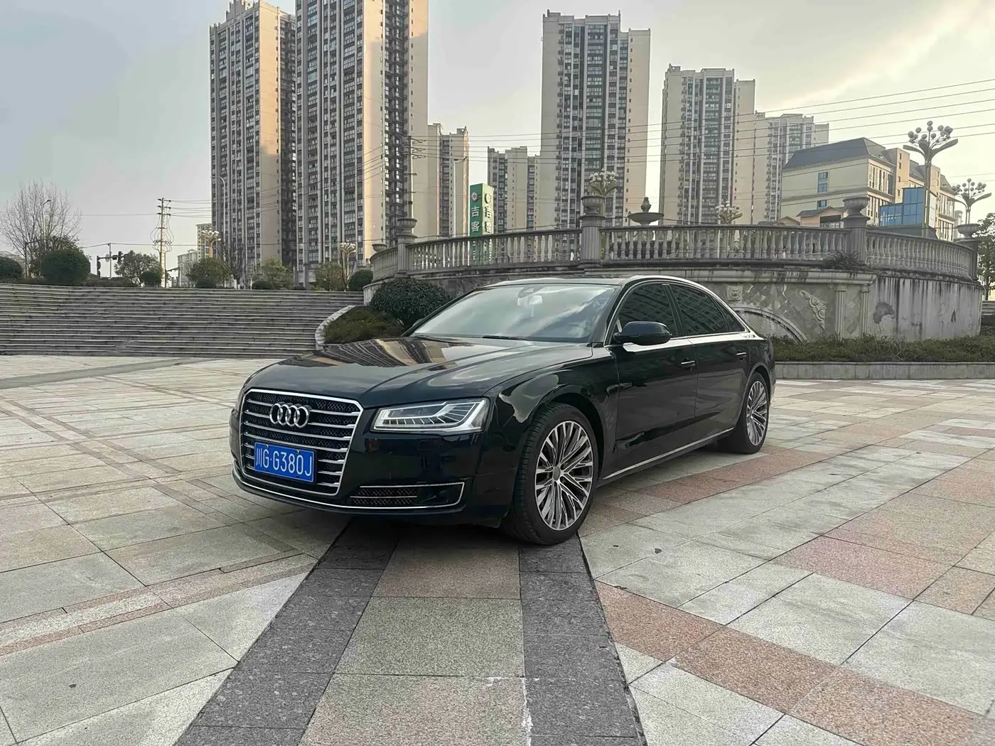 Audi A8 2012 — ფოტო 1/10