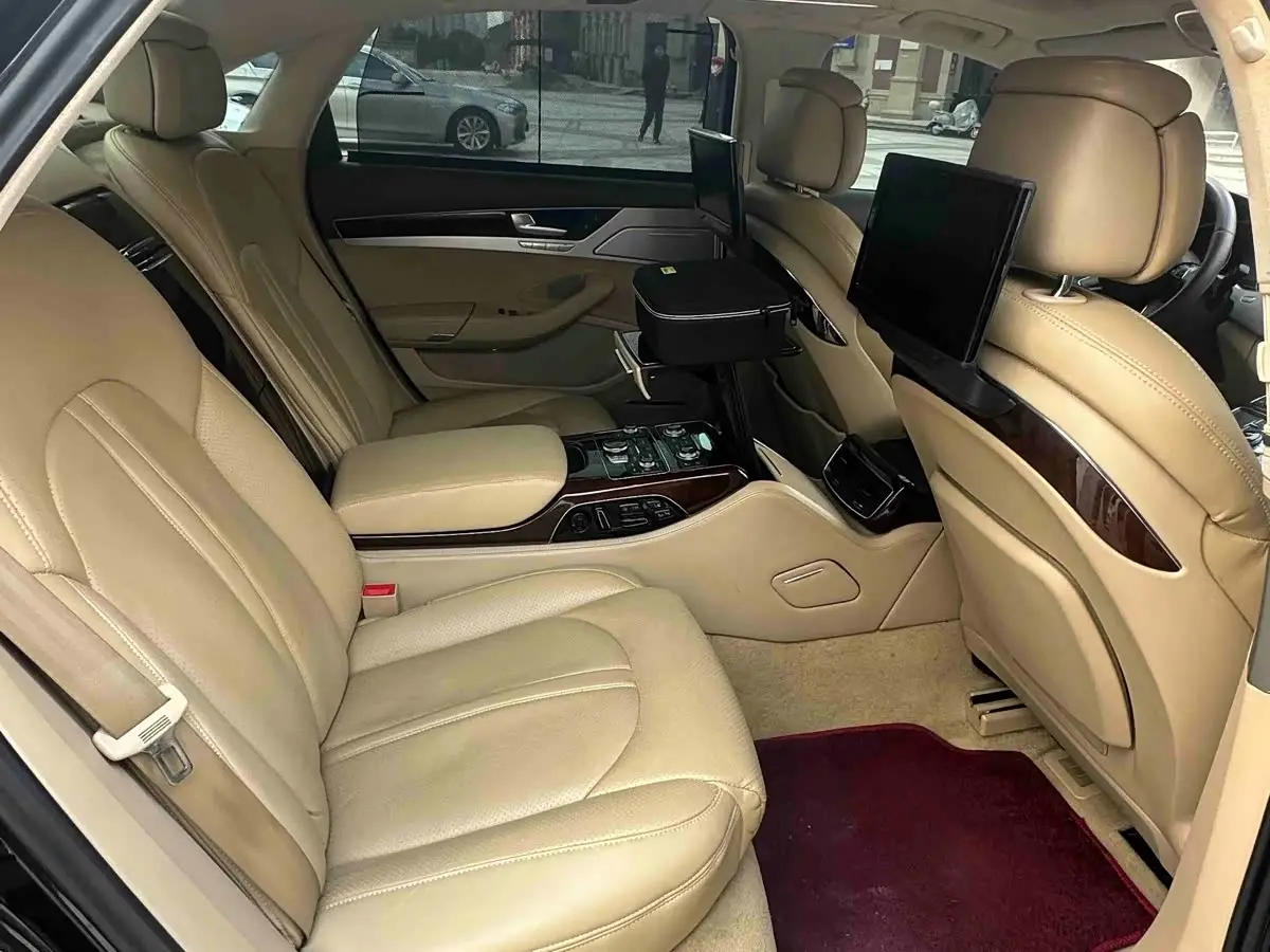 Audi A8 2012 — ფოტო 7/10