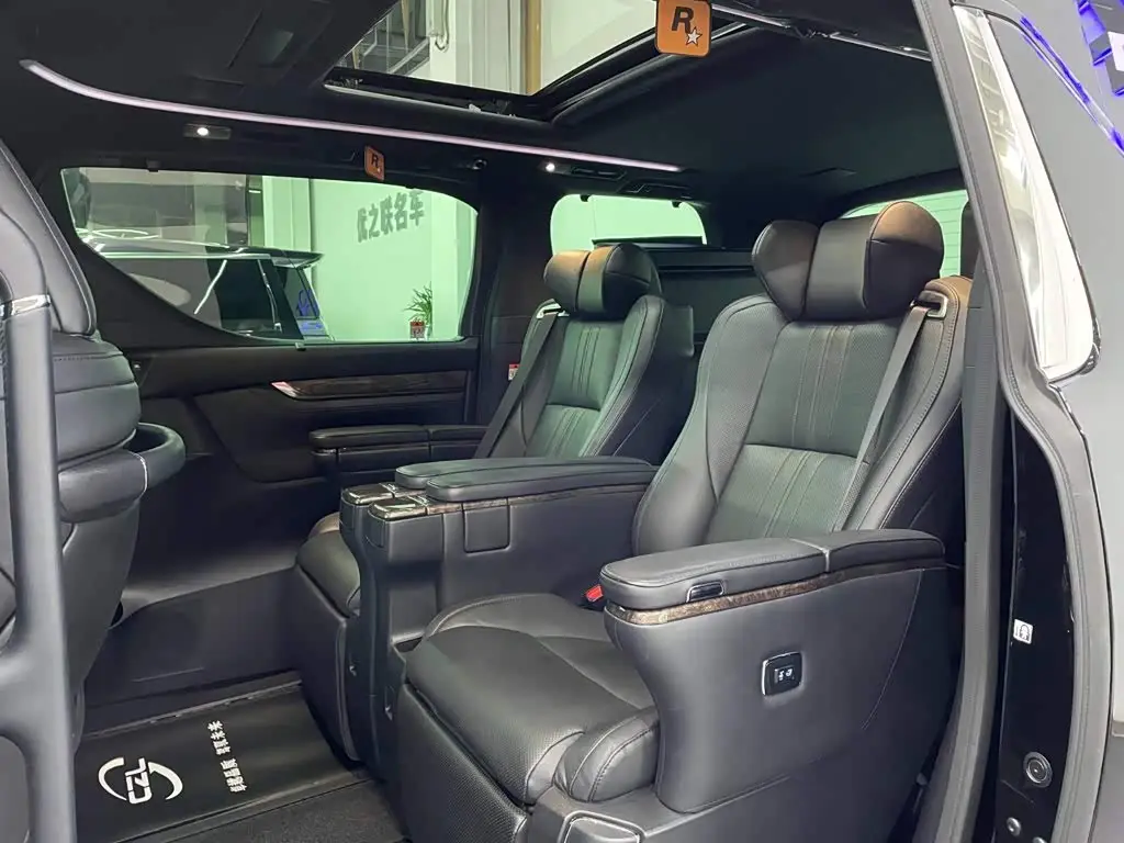 Toyota Vellfire 2023 — Photo 9/15