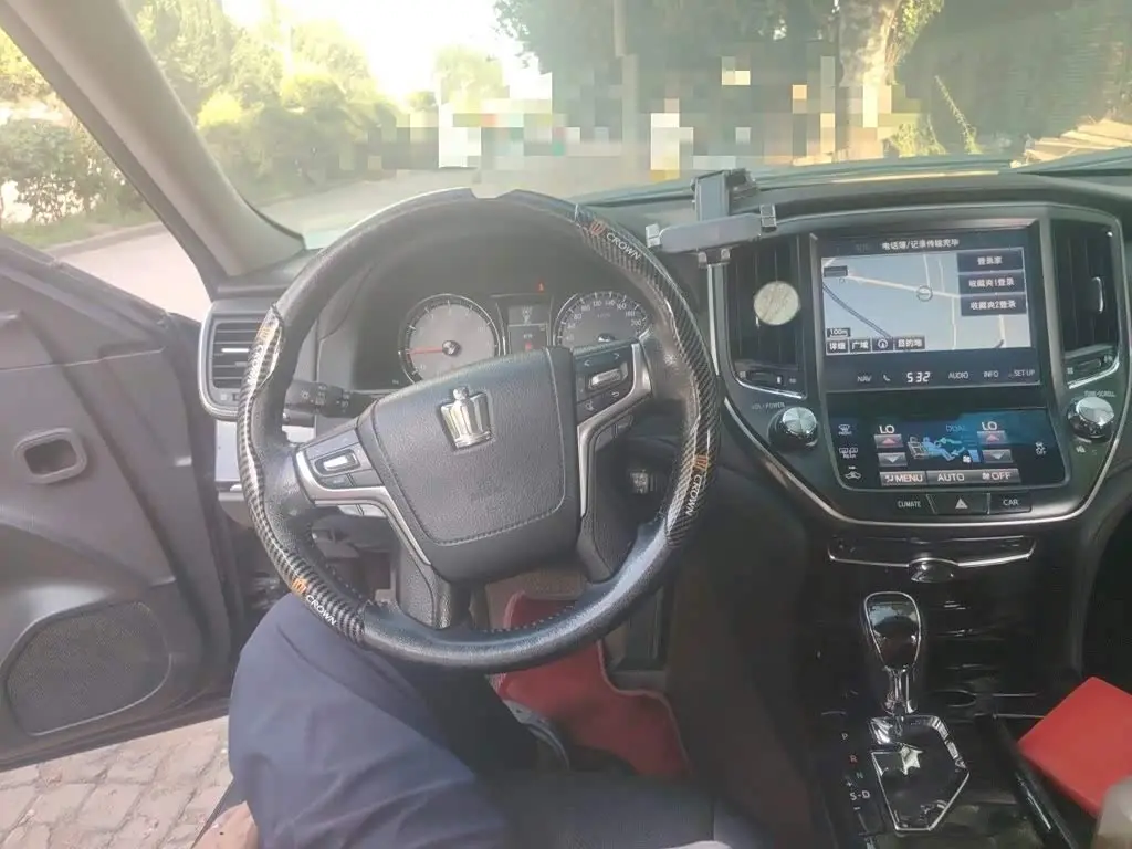 Toyota Crown 2015 — Photo 3/20