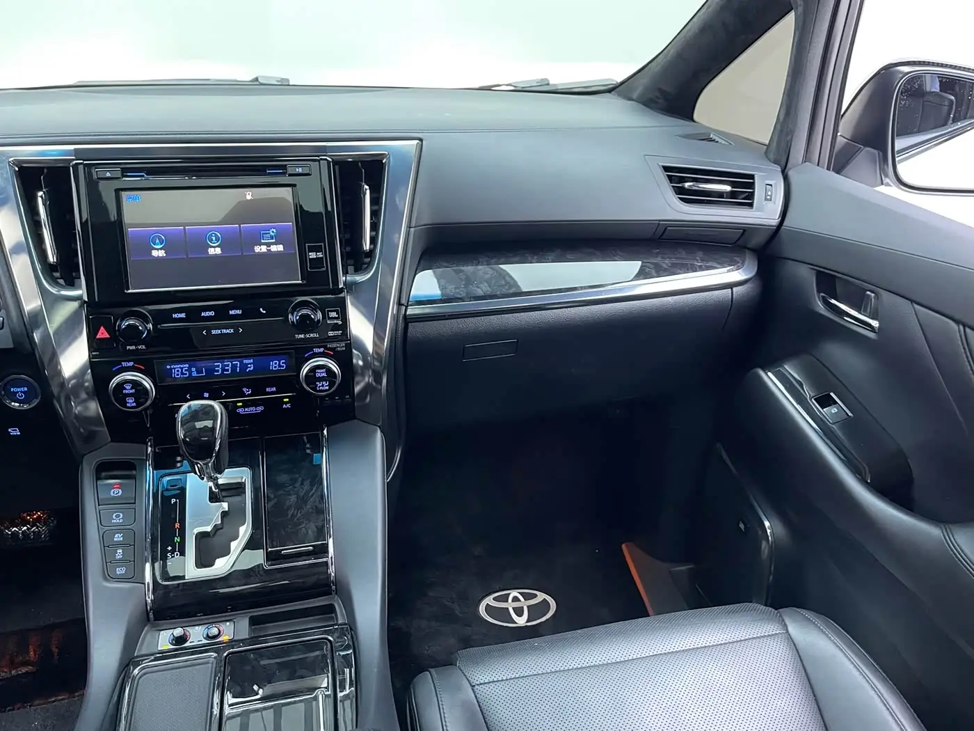 Toyota Vellfire 2020 — Photo 7/9