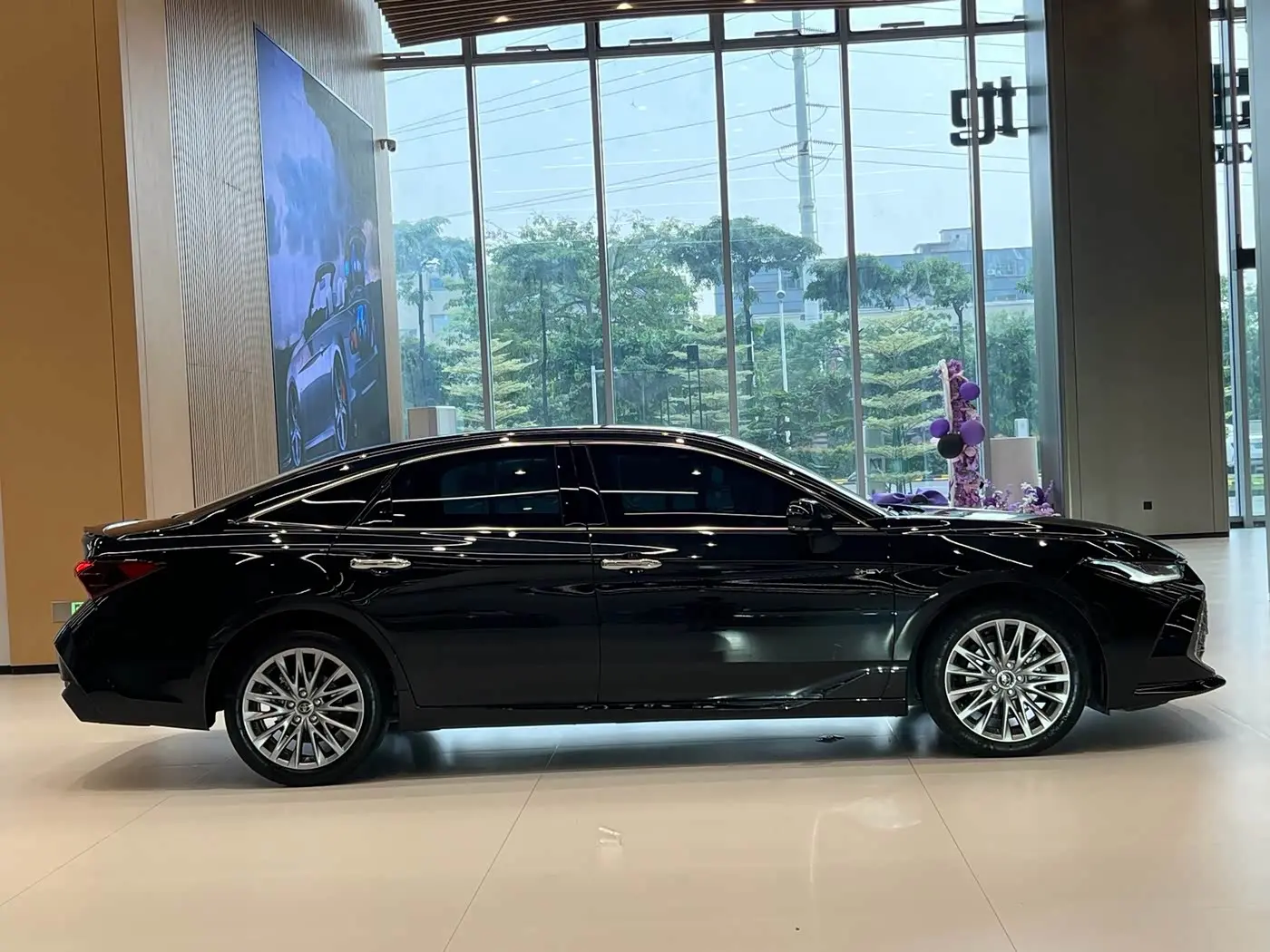 Toyota Avalon 2024 — Фото 2/10