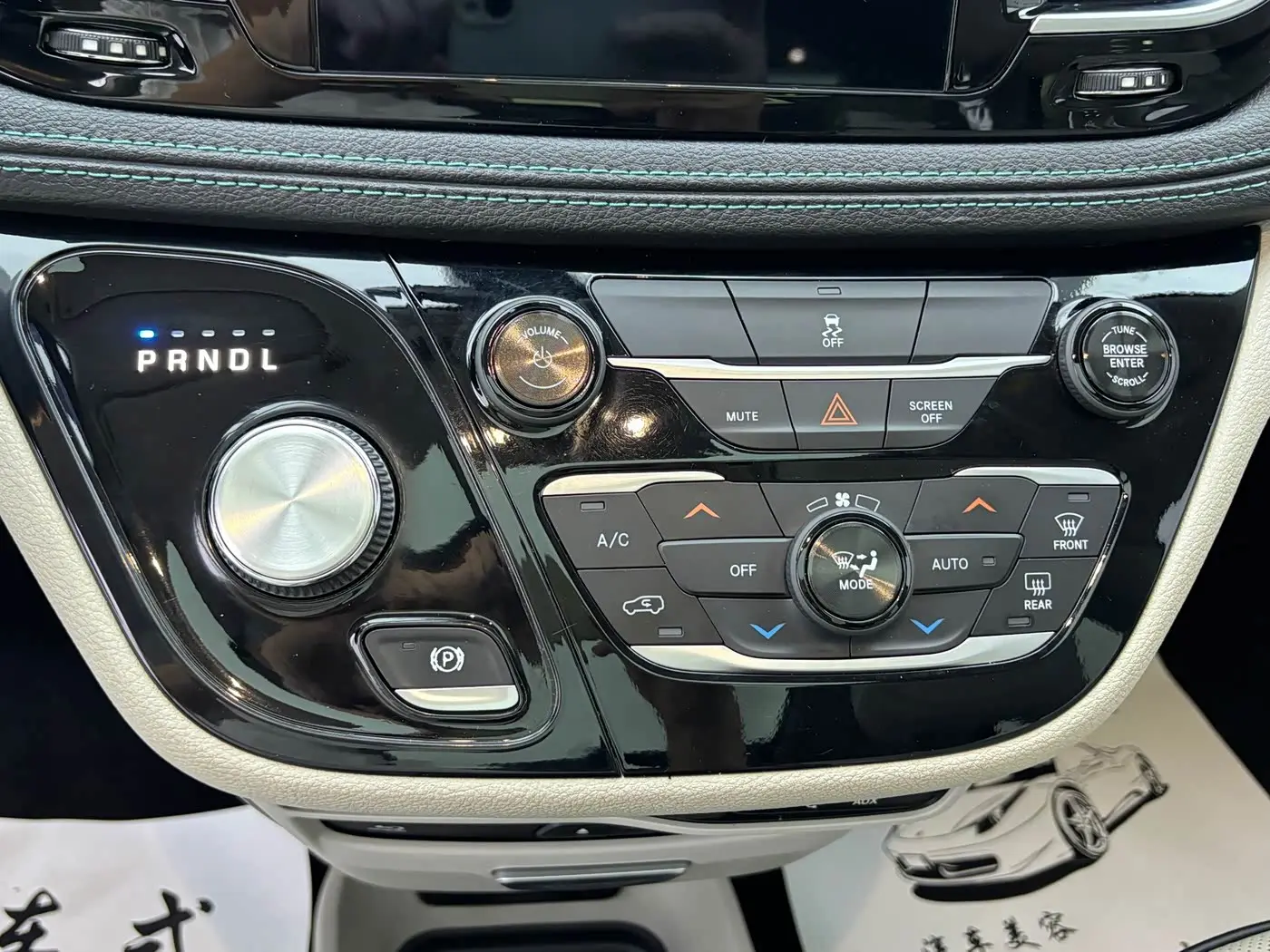 Chrysler Grand Caravan PHEV 2020 — Şəkil 7/18
