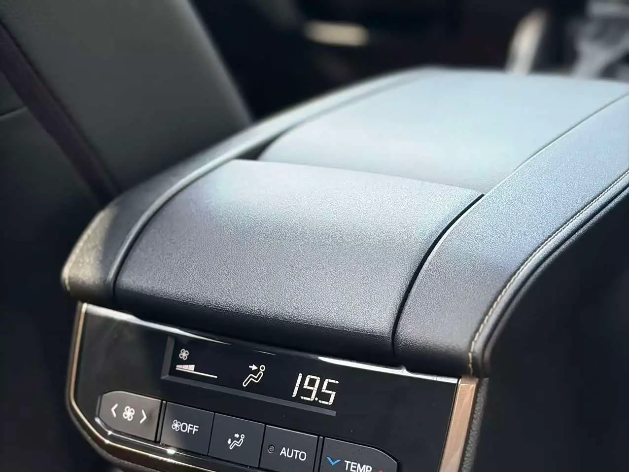 Toyota Highlander 2023 — Photo 10/20