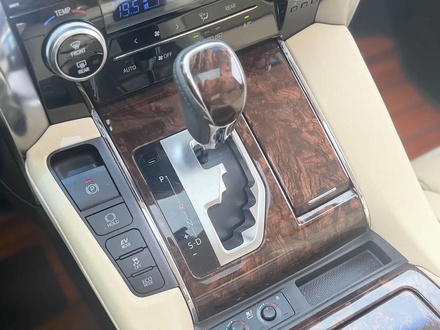 Toyota Alphard 2019 — Photo 19/20