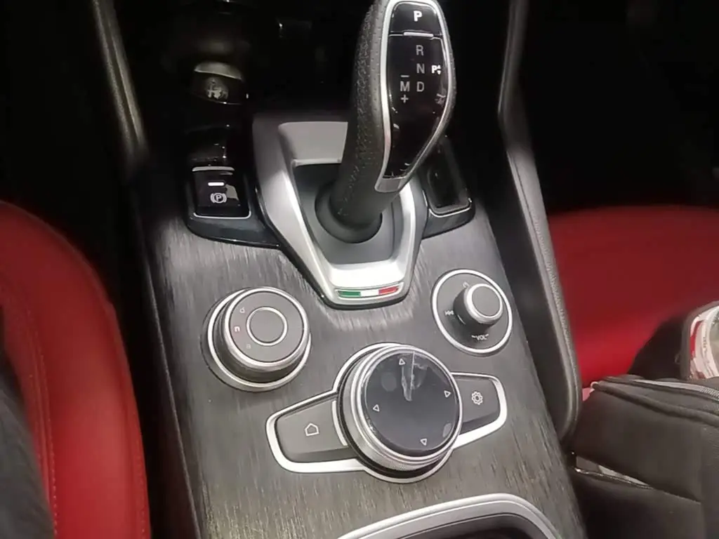 Alfa Romeo Giulia 2021 — Фото 13/19