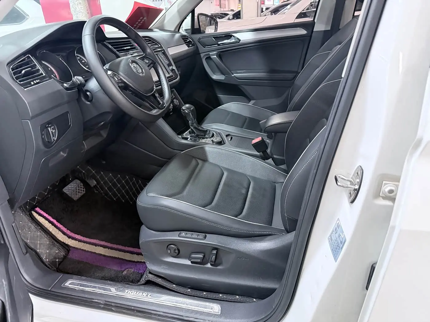 Volkswagen Tiguan L 2017 — Photo 8/20