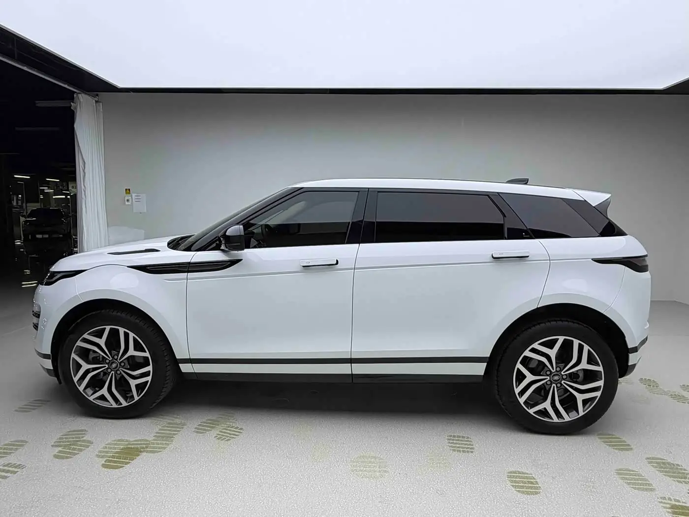 Land Rover Range Rover Evoque 2025 — Фото 16/16