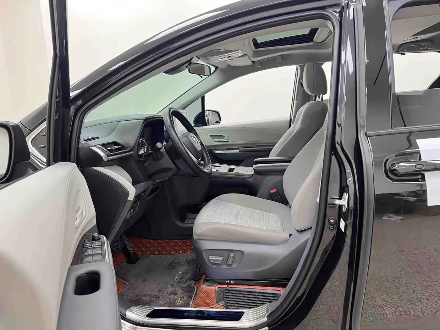 Toyota Sienna 2023 — Photo 7/20