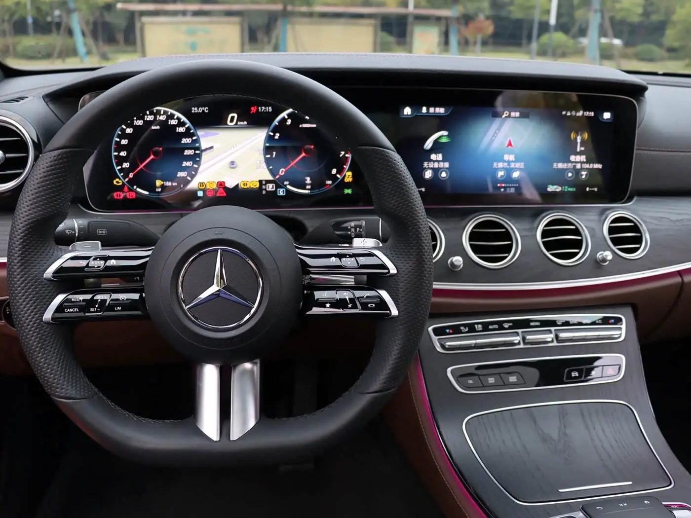Mercedes-Benz E-Class 2022 — ფოტო 15/20