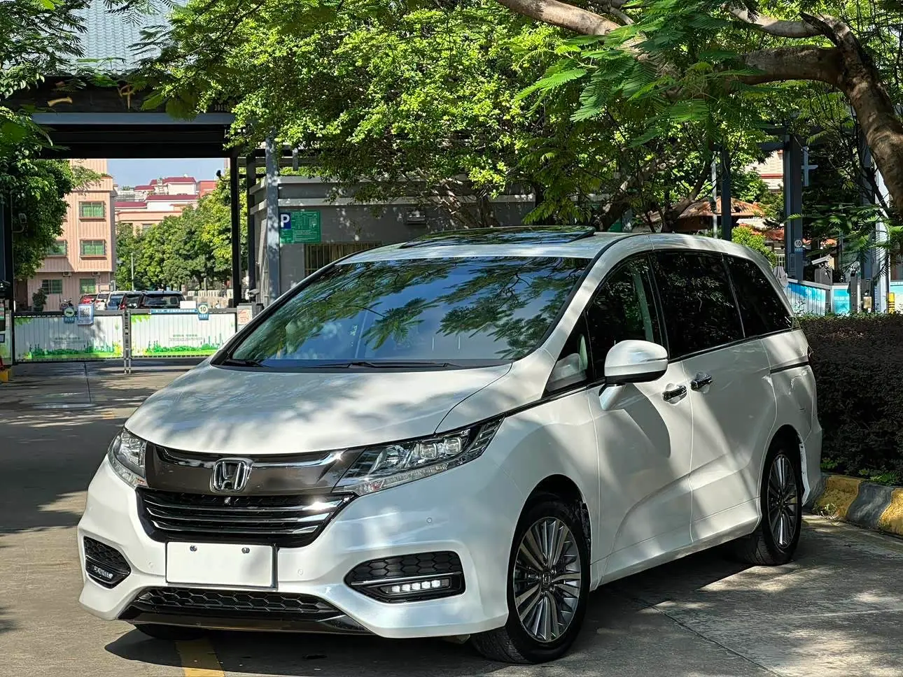 Honda Odyssey 2018 — ფოტო 1/20