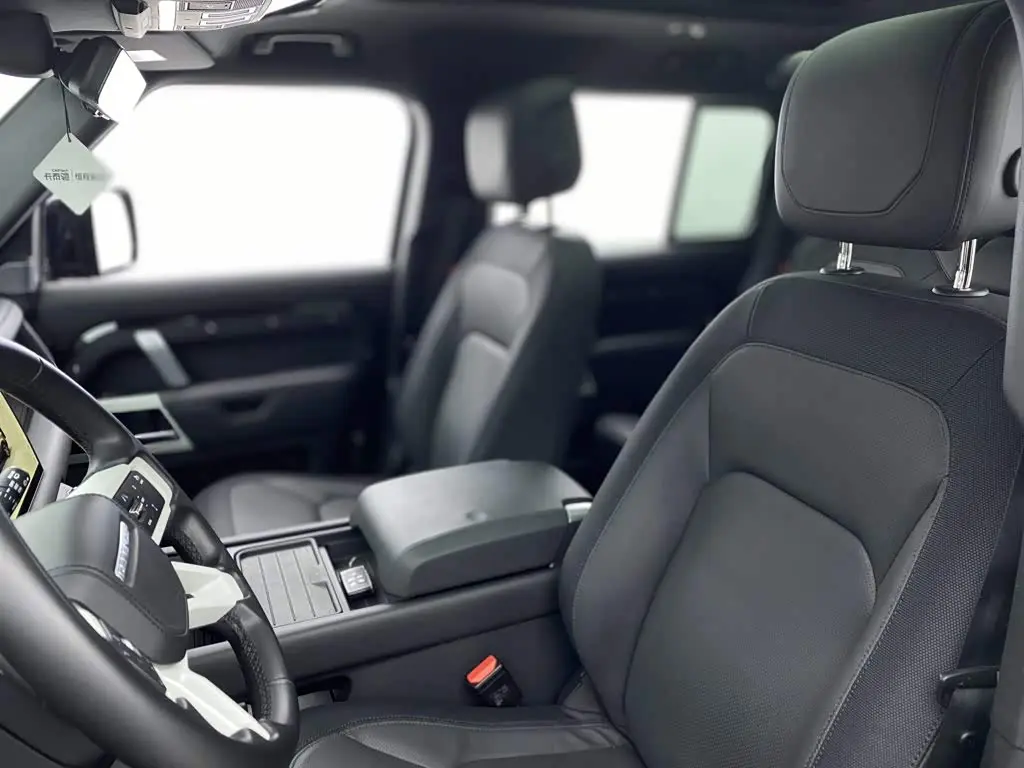 Land Rover Defender 2023 — Photo 19/20
