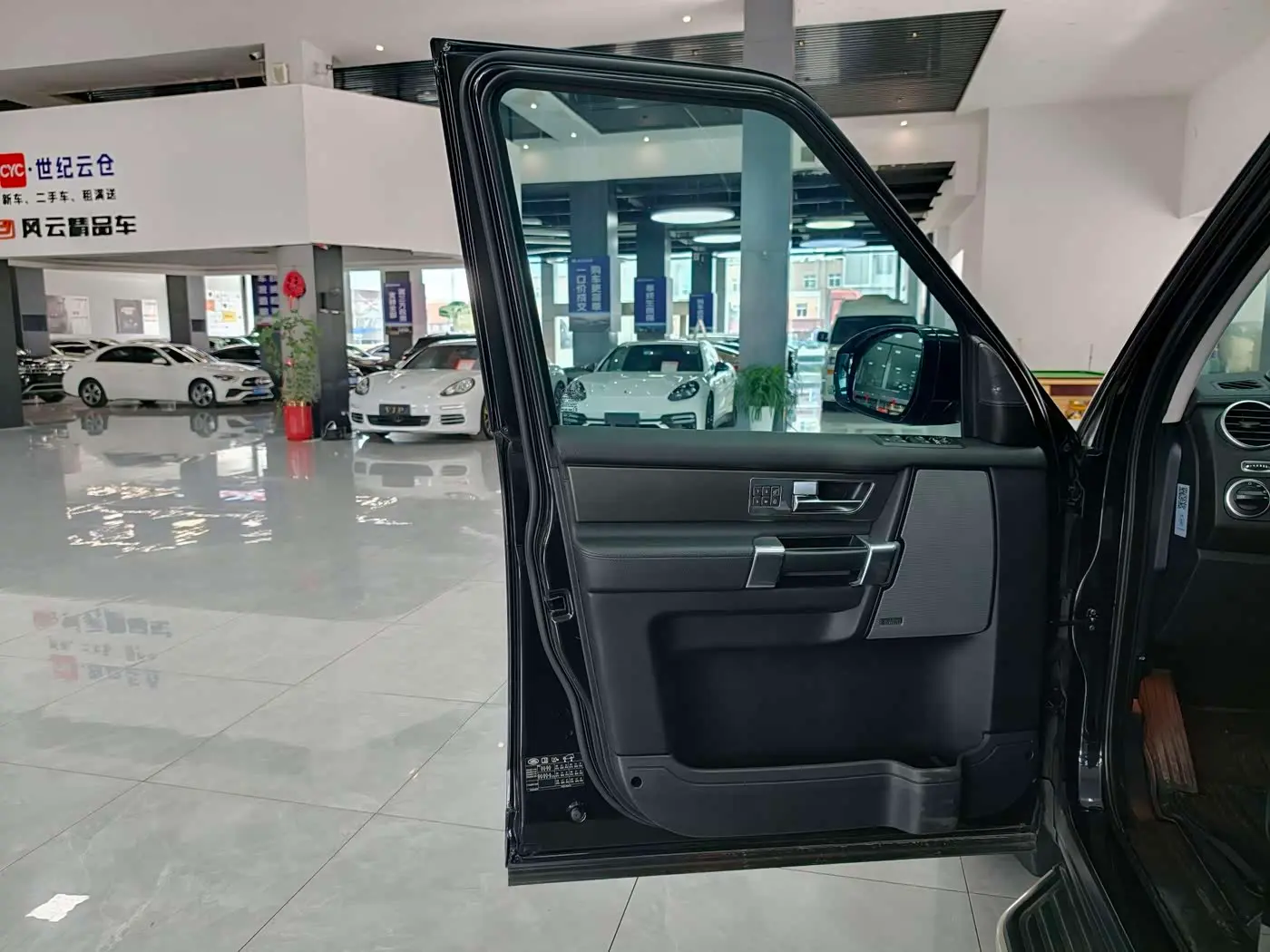 Land Rover Discovery 2016 — Фото 12/18