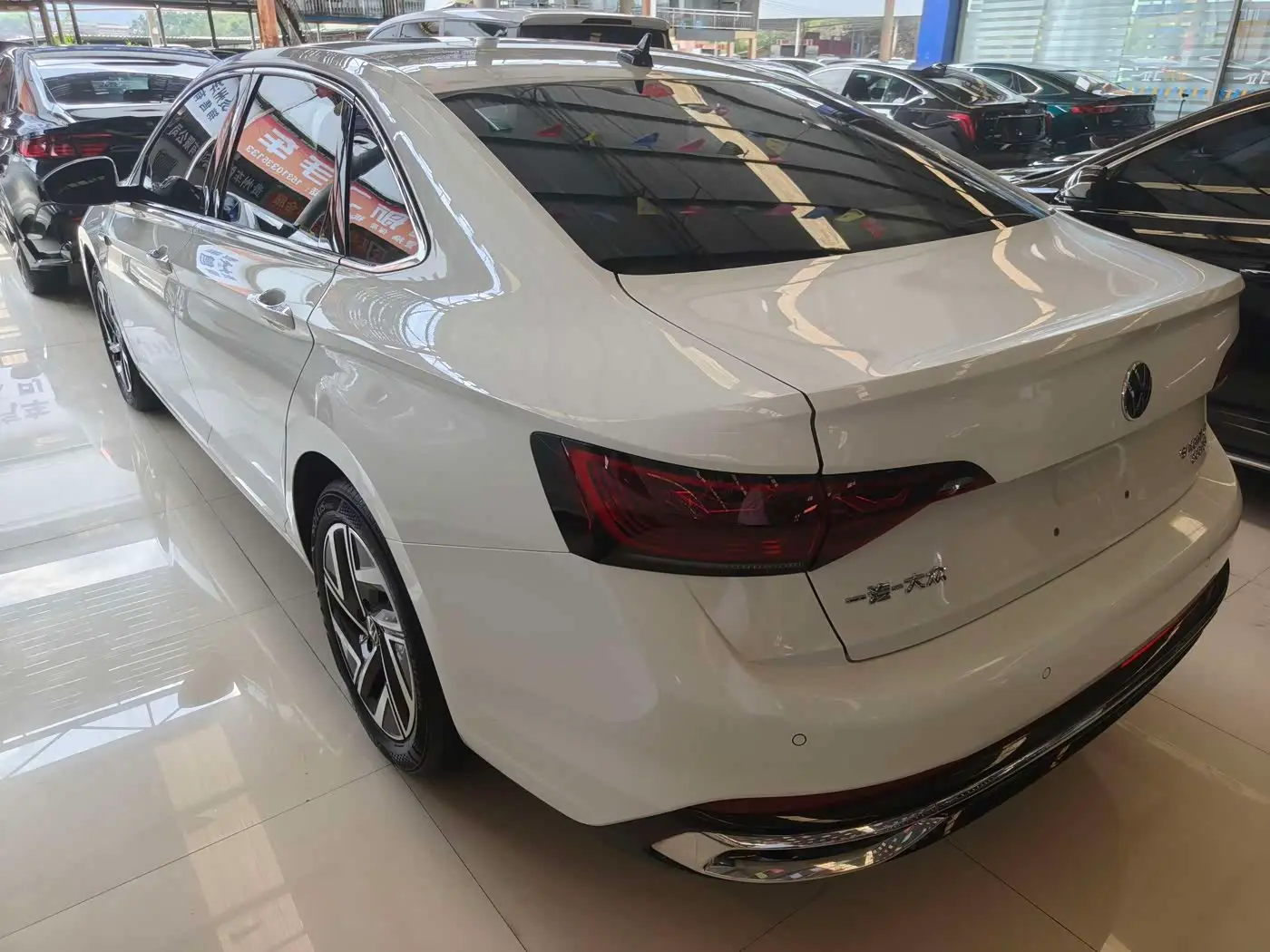 Volkswagen Sagitar 2023 — Photo 6/16