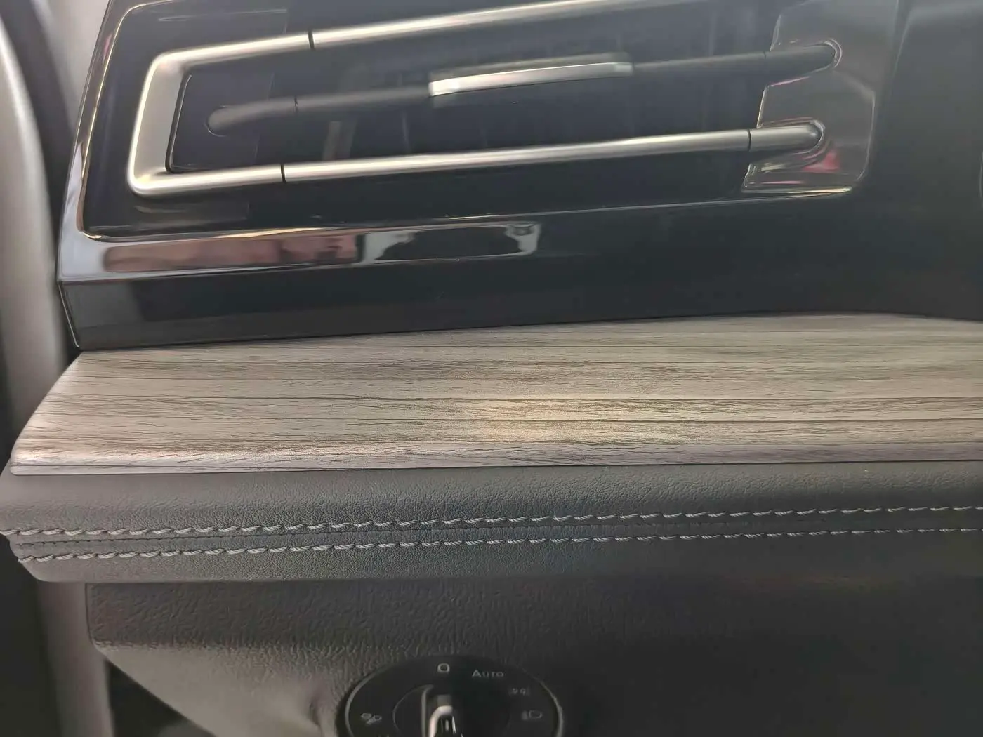 Volkswagen Sagitar 2023 — Photo 11/16