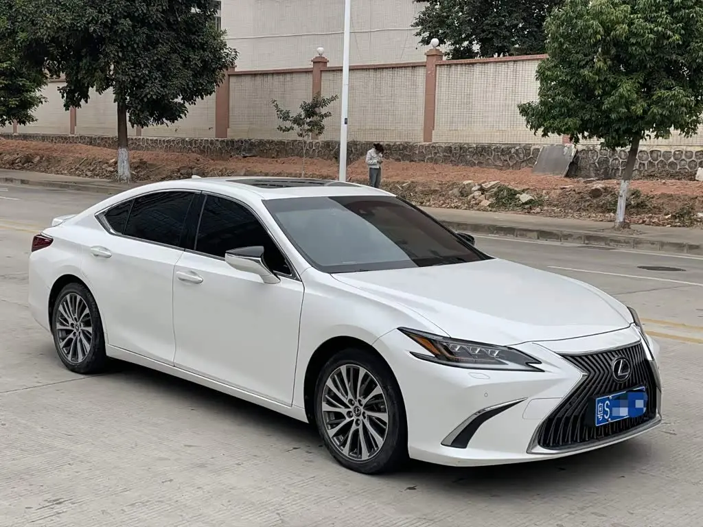 Lexus ES 2021 — Фото 2/16