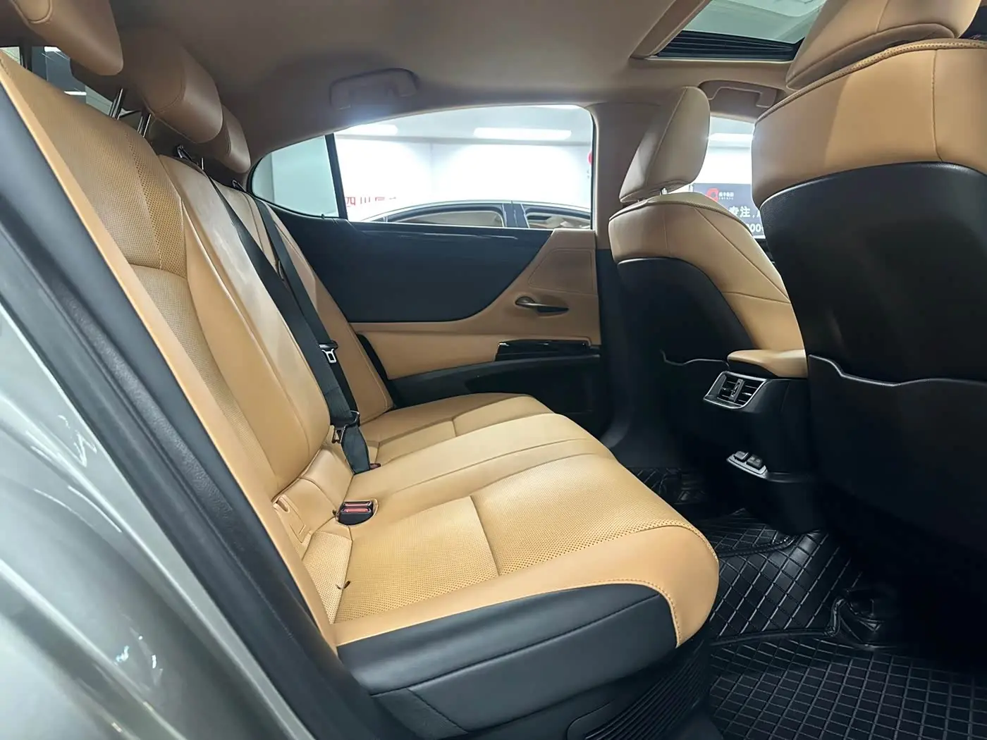 Lexus ES 2022 — Photo 14/15