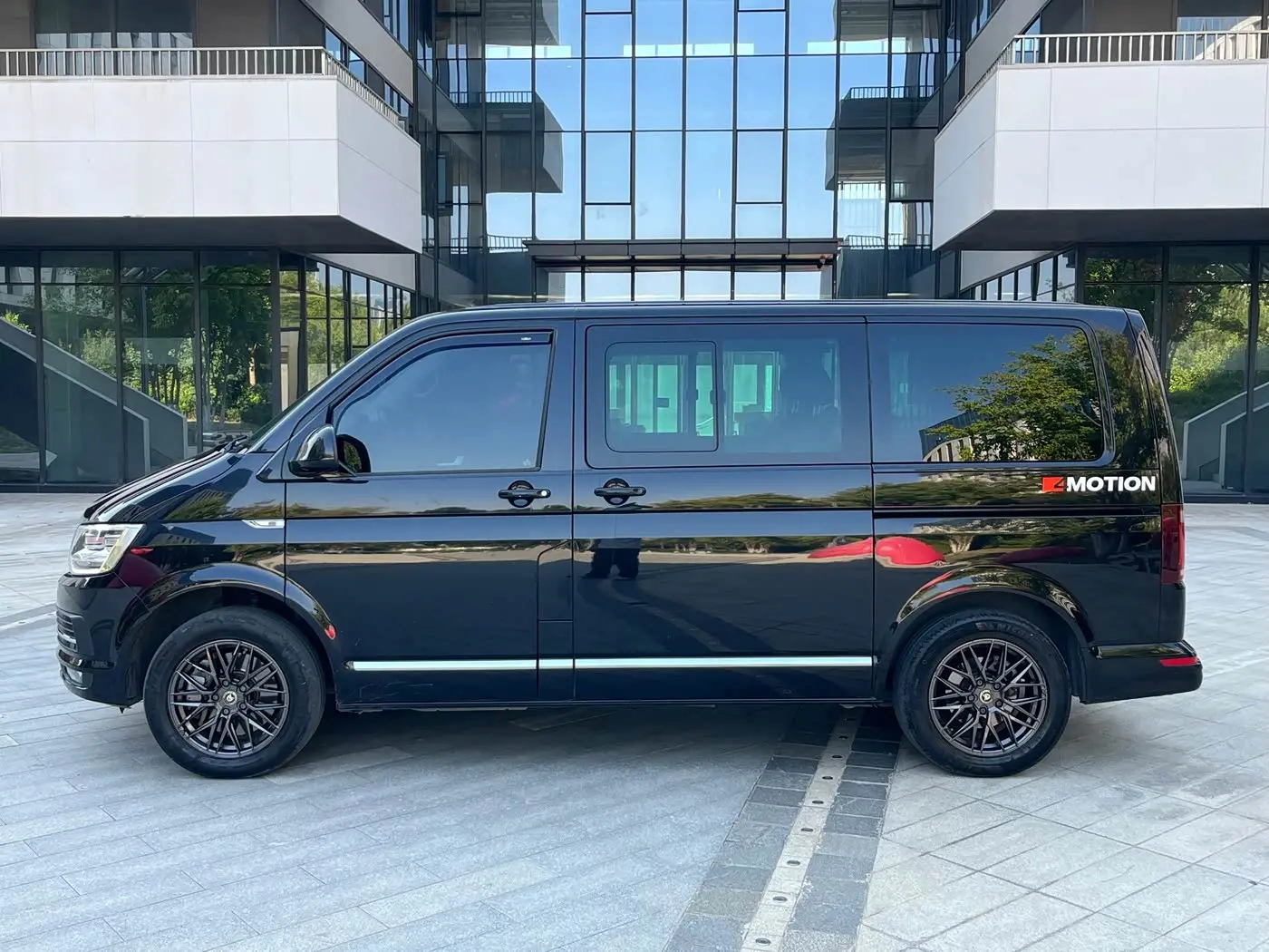 Volkswagen Multivan 2018 — Фото 3/15