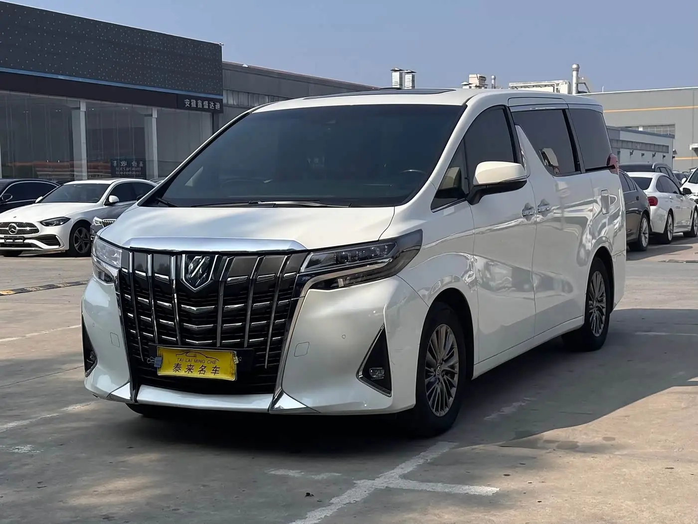 Toyota Alphard 2022 — Photo 1/11