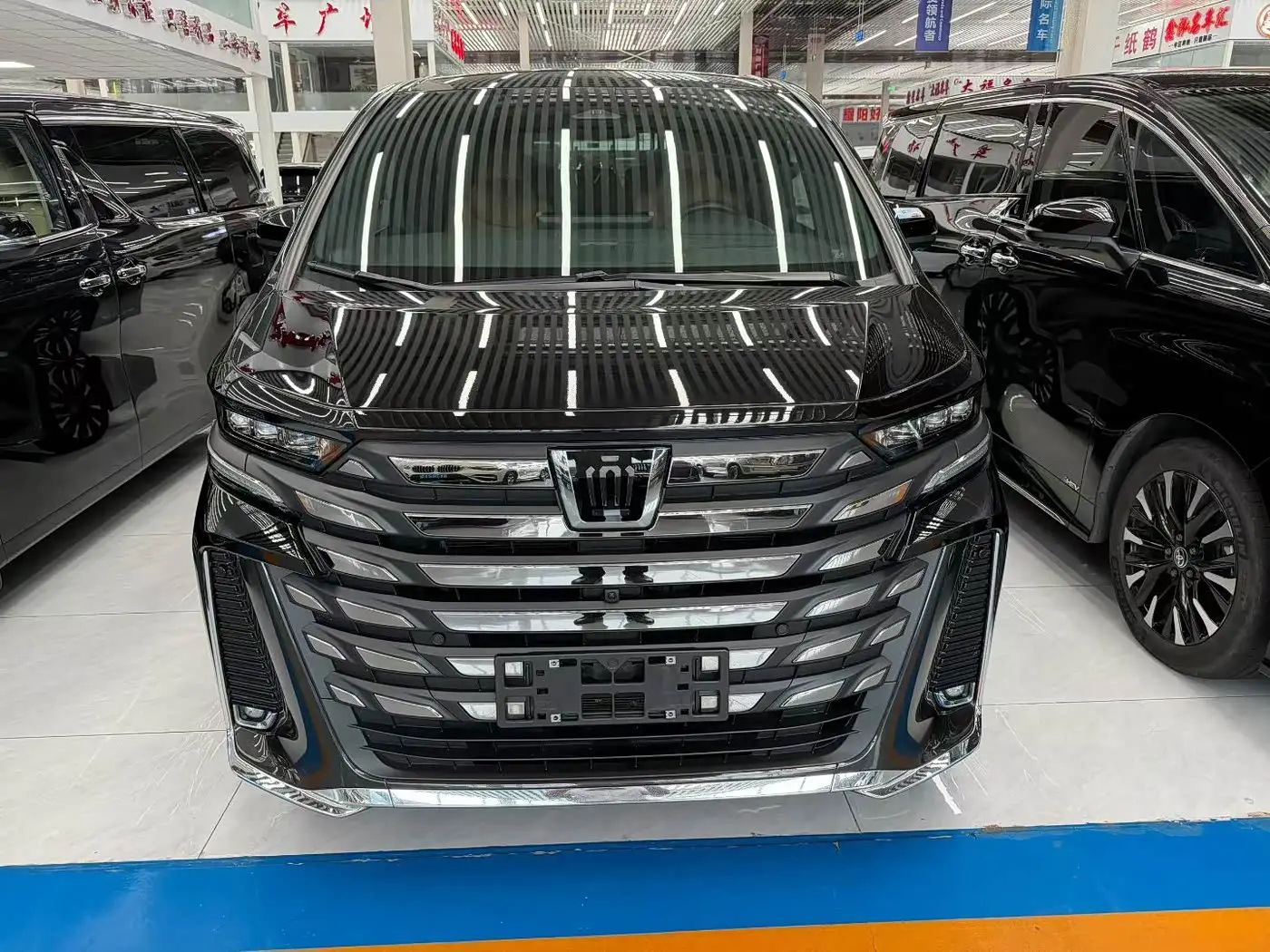 Toyota Vellfire 2023 — Фото 2/9