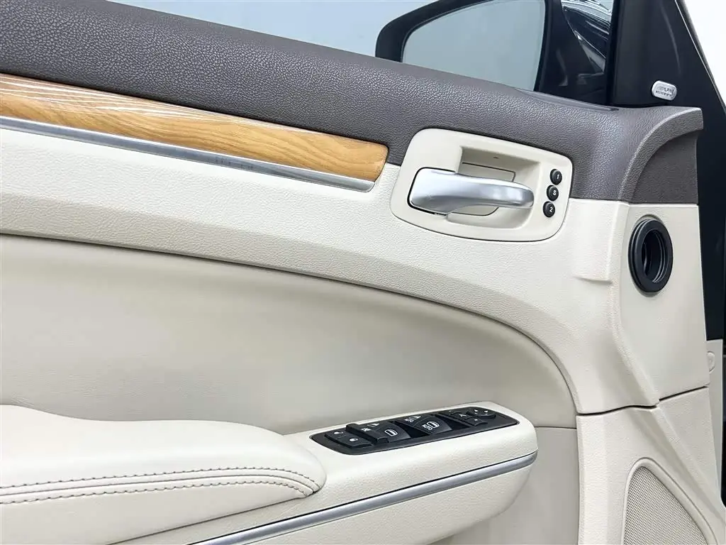 Chrysler 300C 2015 — Şəkil 19/20