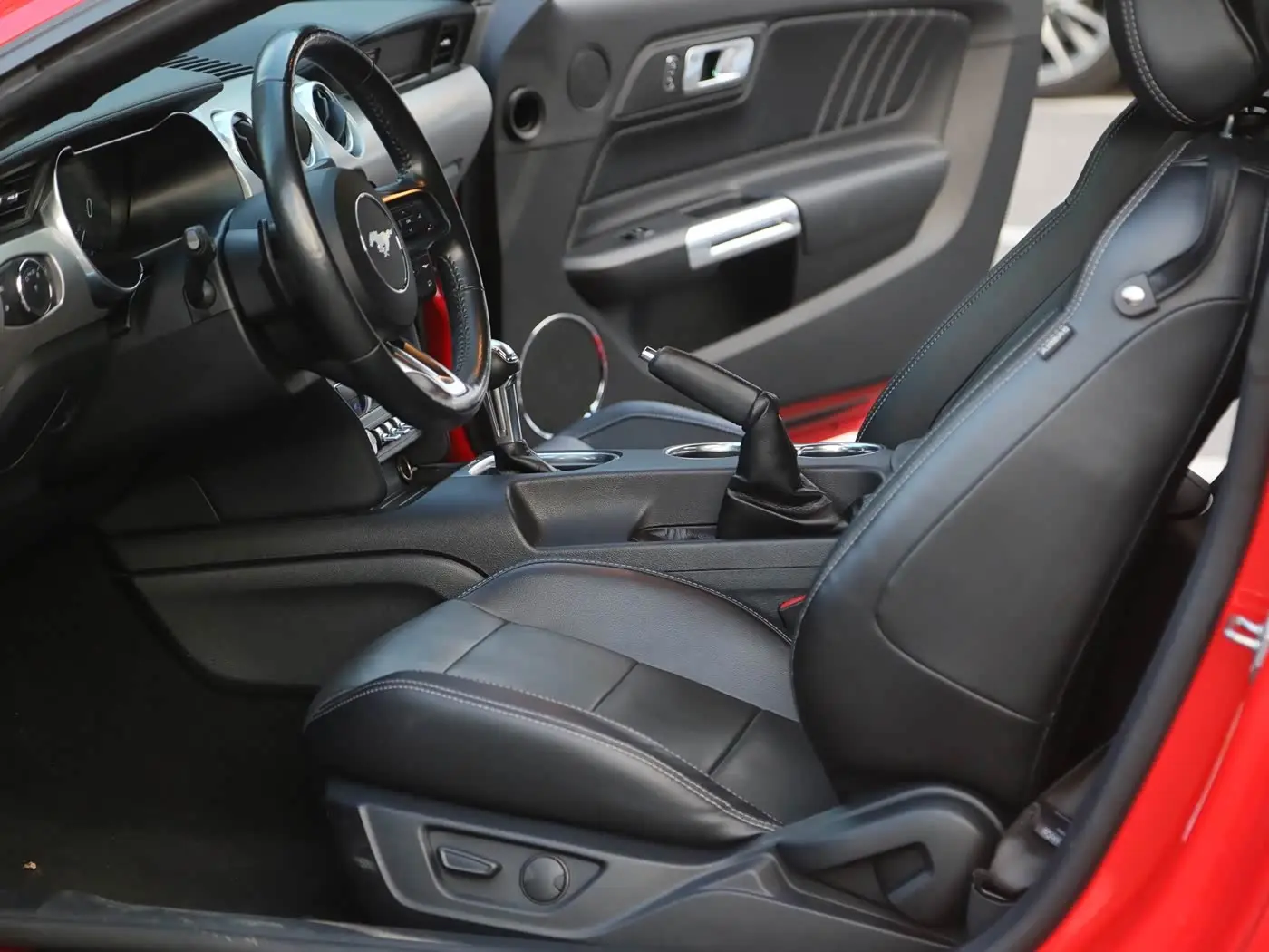 Ford Mustang 2021 — Photo 6/19