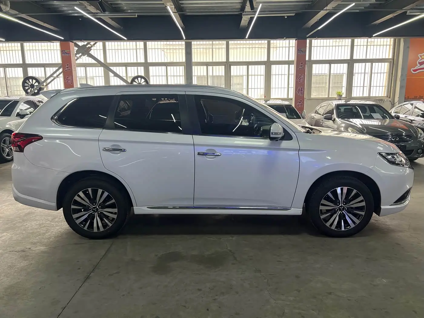 Mitsubishi Outlander 2021 — Photo 4/19