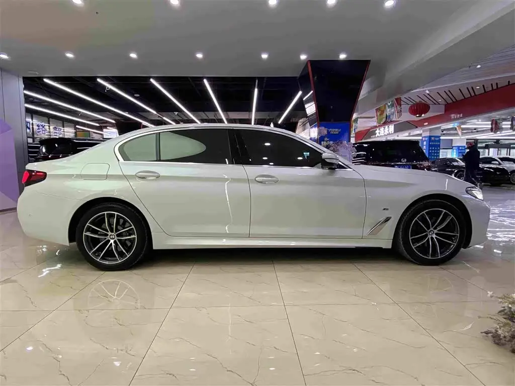 BMW 5 Series 2021 — Photo 15/18