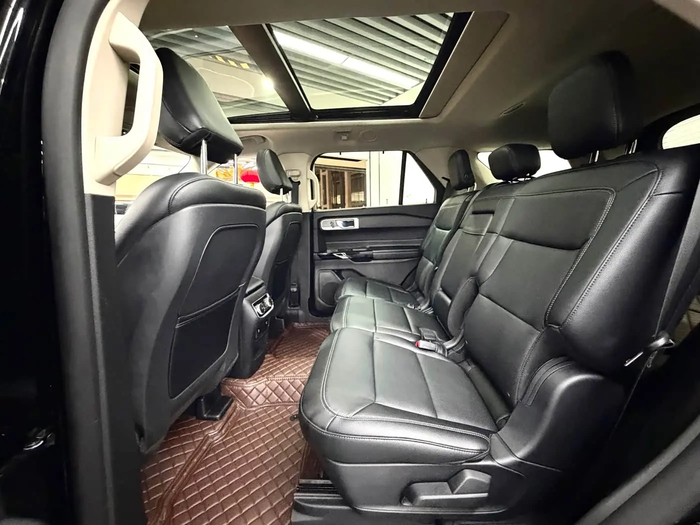 Ford Explorer 2022 — Photo 7/15