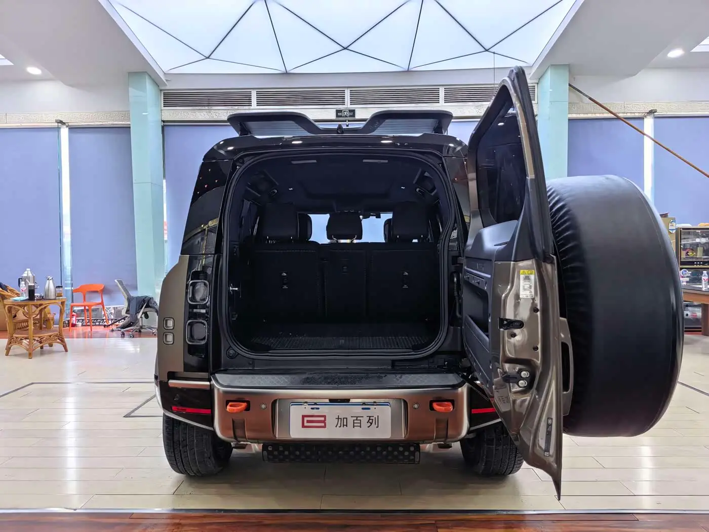 Land Rover Defender 2023 — Фото 14/18